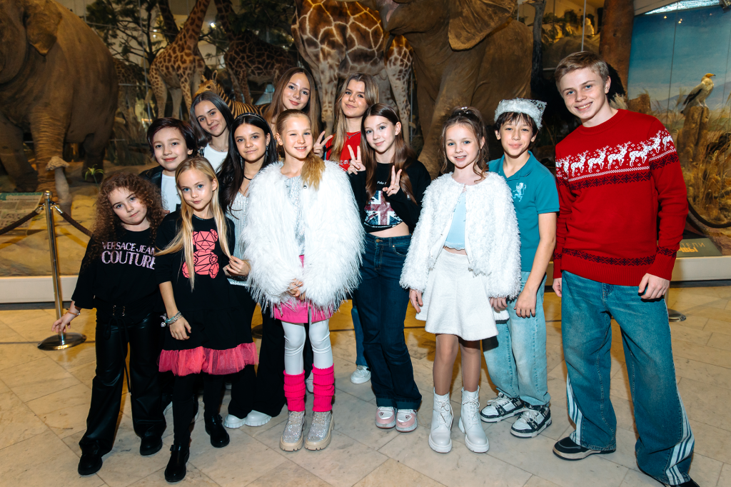 блогеры в дарвиновском музее.png